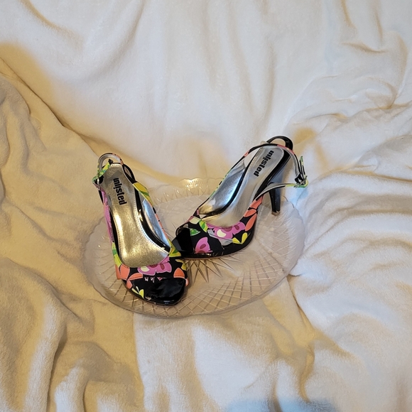 SHOE CLEAROUT SALE!  Heels by UNLISTED size 6 - Picture 3 of 8